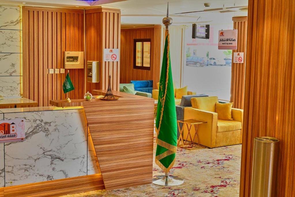 eine Lobby mit einer Flagge in der Mitte eines Raumes in der Unterkunft ركن الباهية للشقق المخدومة - مخرج 9 in Riad
