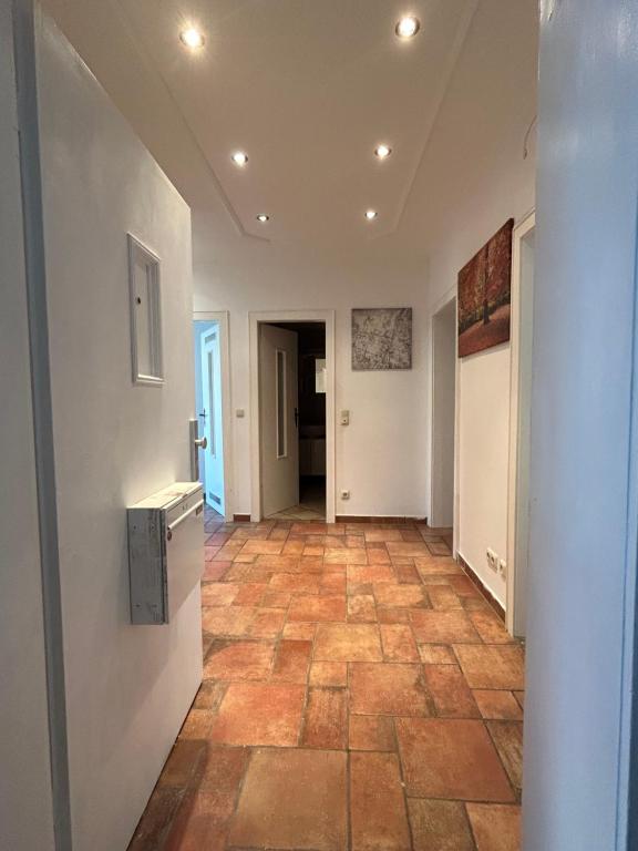 a hallway with a tile floor and white walls at City-Charme: 5 Gäste,Top-Lage in Hannover