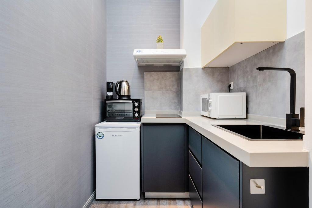 A kitchen or kitchenette at Kula apartments City center Exarchia