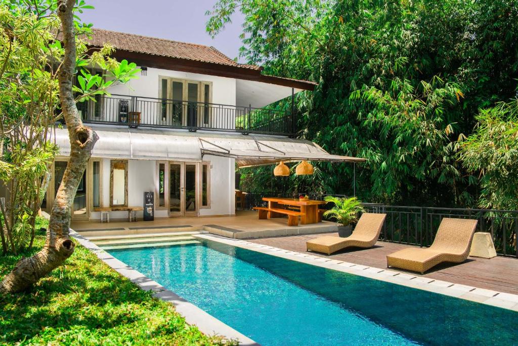 - une piscine en face d'une villa dans l'établissement Bali Invest Living, à Canggu