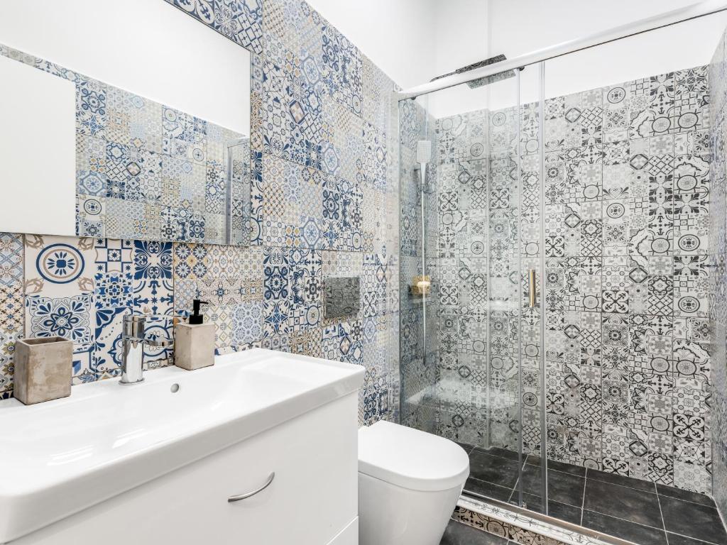A bathroom at Kula apartments City center Exarchia