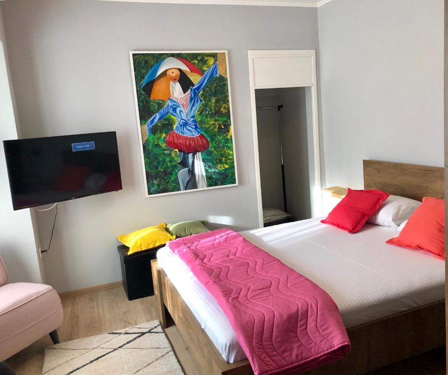 ein Schlafzimmer mit einem Bett und einem Wandgemälde in der Unterkunft ZeMoon Apartment in Belgrad