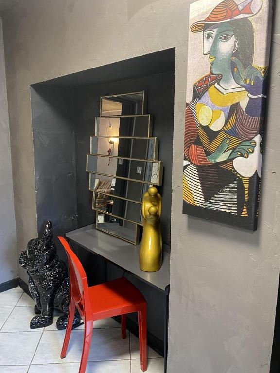 a room with a table and a painting on the wall at LA MARIEFACTURE - Comme c&#39;est chic in Saint-Avold