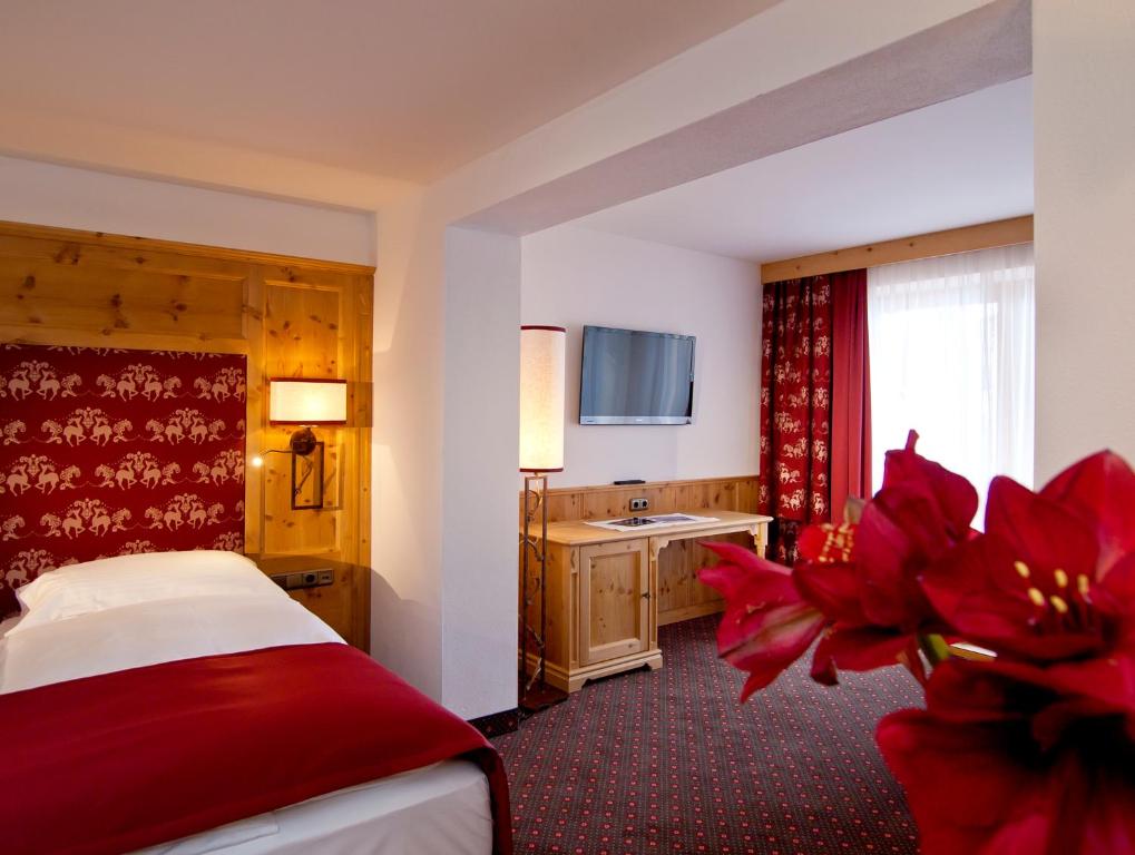 Postel nebo postele na pokoji v ubytování Sporthotel Ellmau in Tirol