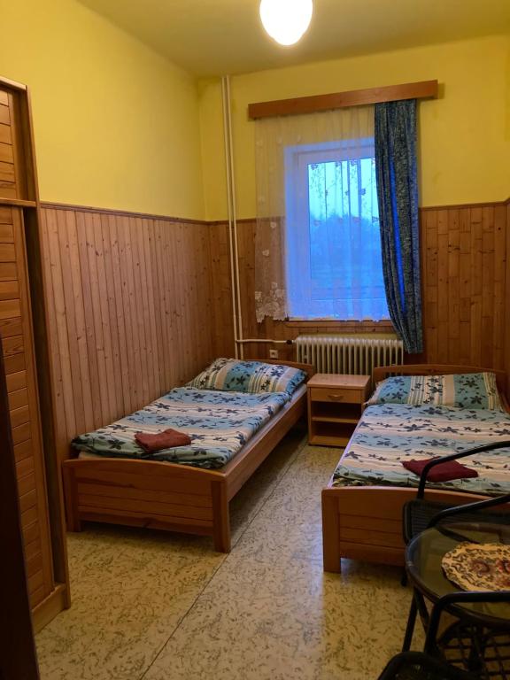Un pat sau paturi într-o cameră la Penzion Romeo