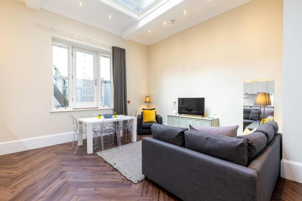 un soggiorno con un divano e un tavolo di 2-BR apartment for 6 in Covent Garden with ac a Londra
