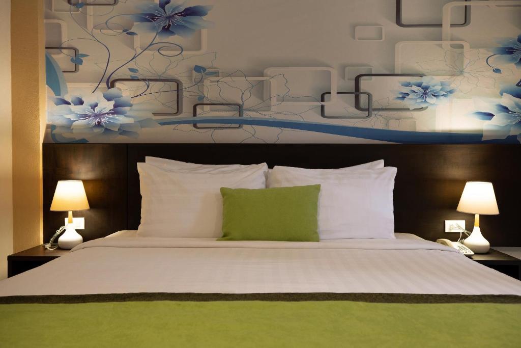 Postel nebo postele na pokoji v ubytování iCheck inn Sky Beach Ao Nang Krabi