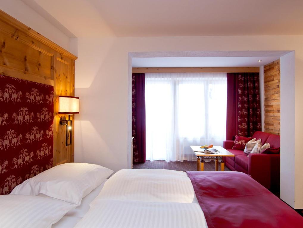 Postel nebo postele na pokoji v ubytování Sporthotel Ellmau in Tirol