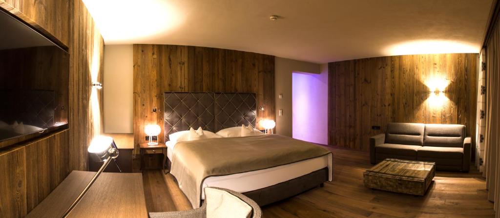 Postel nebo postele na pokoji v ubytování Sporthotel Ellmau in Tirol