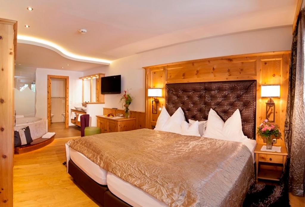Postel nebo postele na pokoji v ubytování Sporthotel Ellmau in Tirol