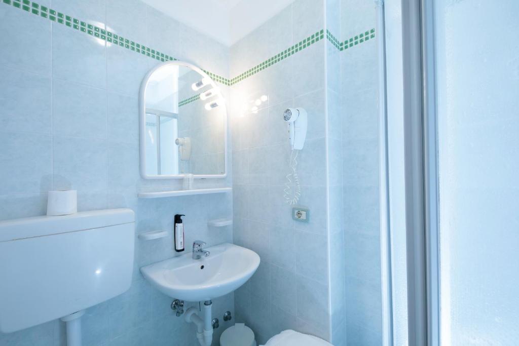 Koupelna v ubytování Hotel Garni Losanna