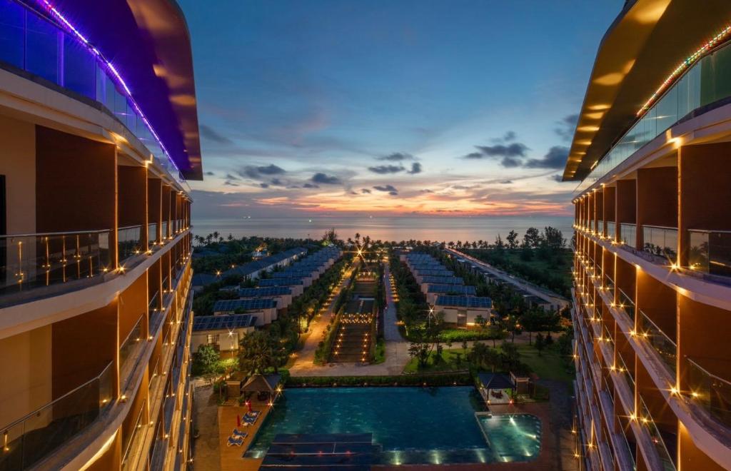 widok na basen z dwóch budynków w obiekcie Sonaga Beach Resort & Villas Phu Quoc w Duong Dong