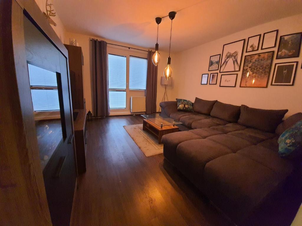 uma sala de estar com um sofá e uma televisão de ecrã plano em Ferienwohnung Geiseltalsee em Braunsbedra
