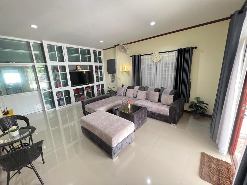 - un salon avec un canapé et une table dans l'établissement BAAN OZONE, à Hat Yai