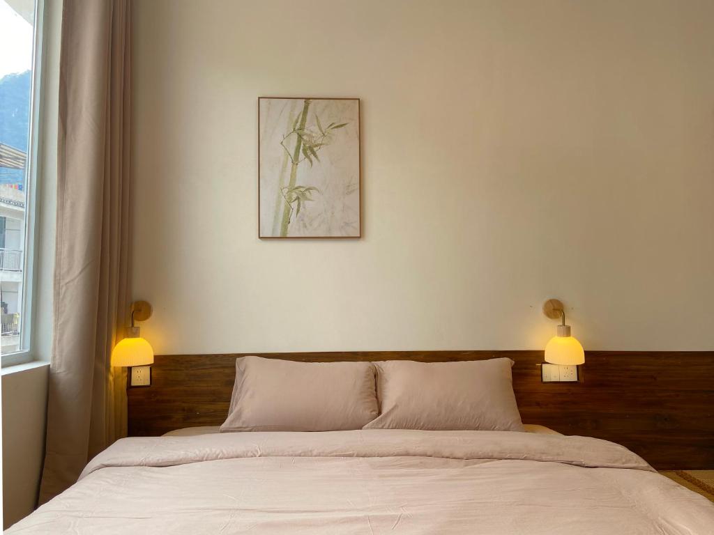 Postel nebo postele na pokoji v ubytování Pomelo Hostel Xingping