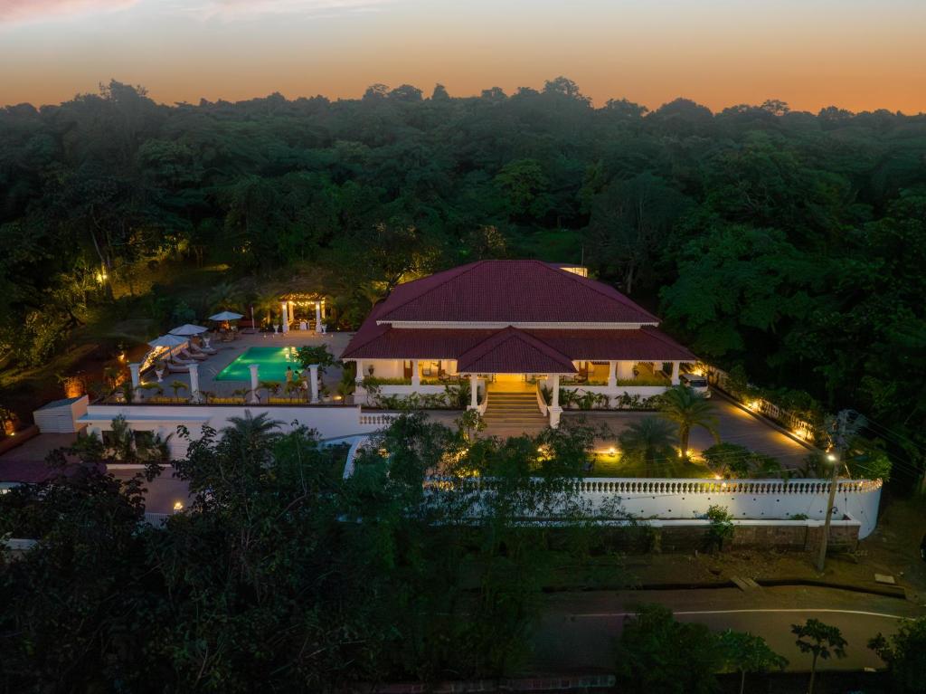 een luchtzicht op een resort 's nachts bij ama Stays & Trails Palmeira De Socorro , Goa in Oud Goa