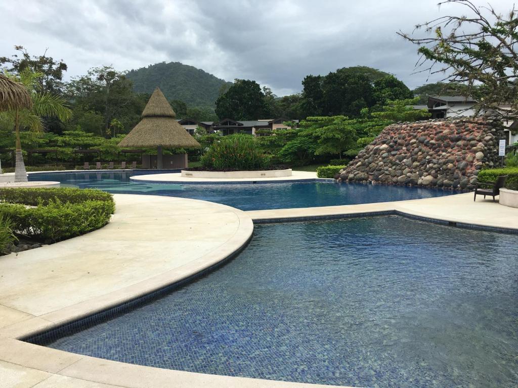 uma piscina num resort em Villa Paraiso do Mar em Jacó