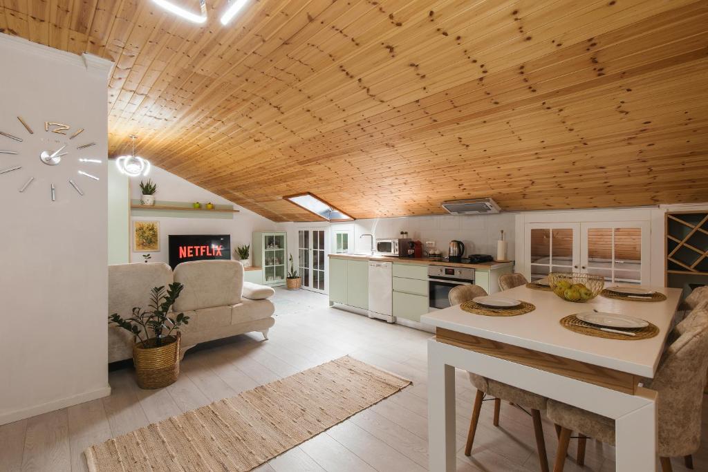 Loft Apartment by Holistay - Image 4