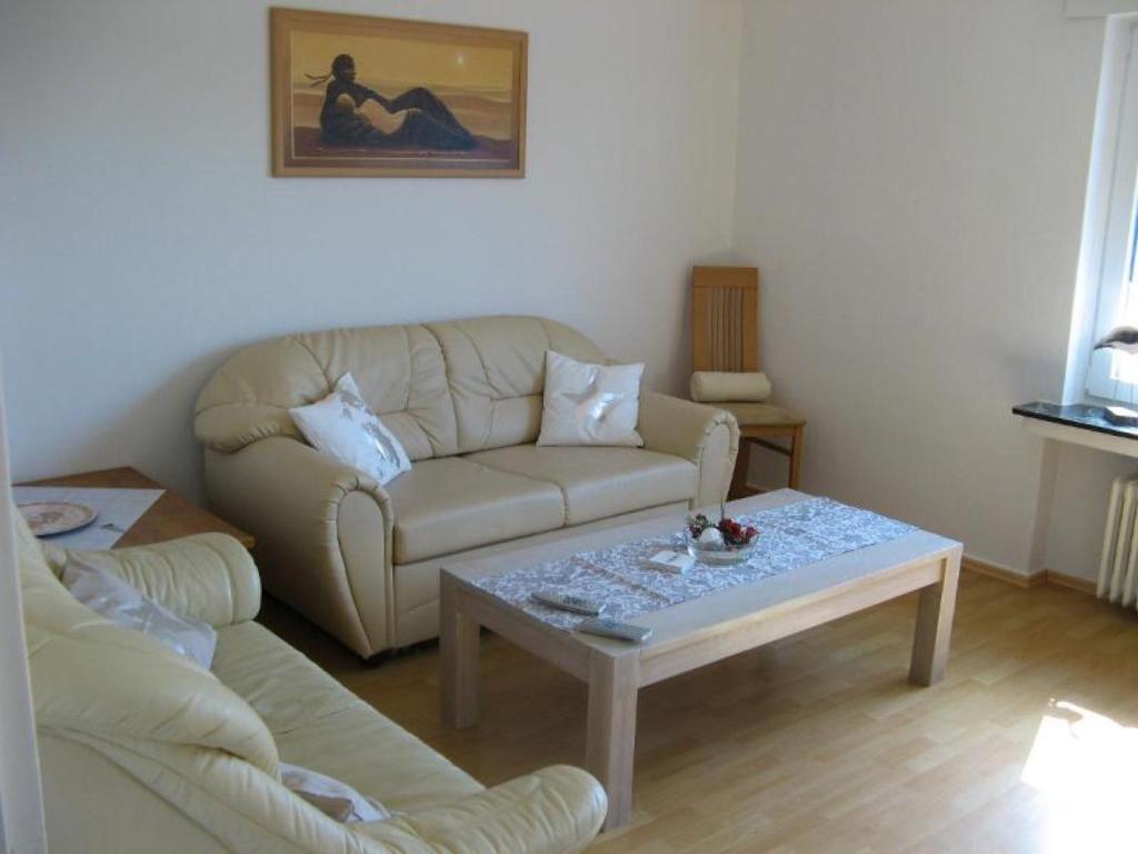 sala de estar con sofá y mesa de centro en Ferienwohnung Prior, en Bad Emstal