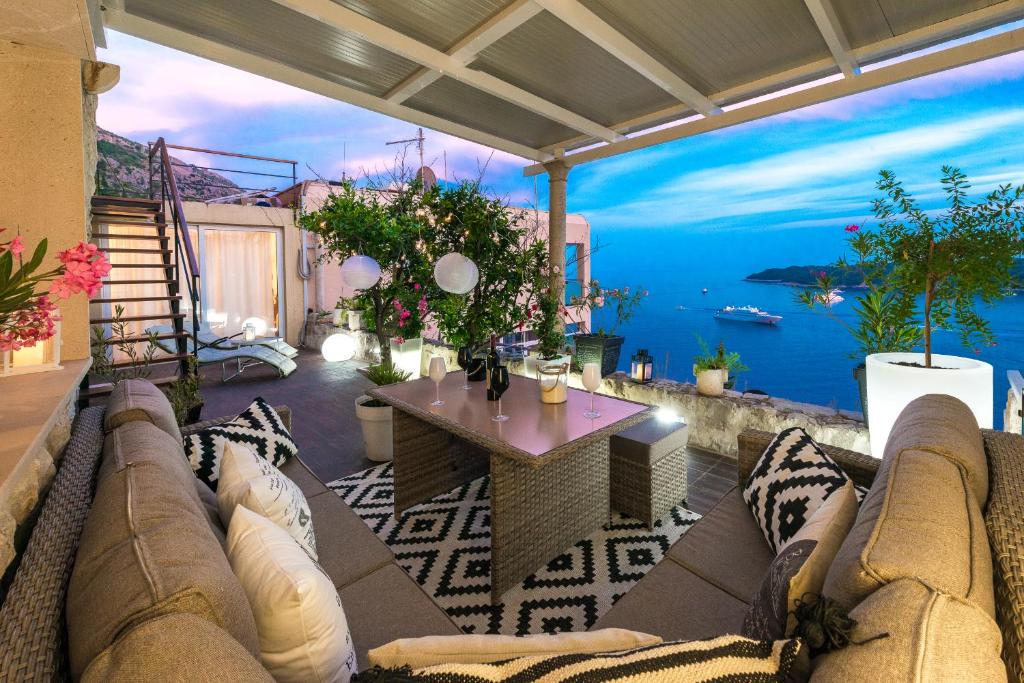 un divano su un patio con vista sull'oceano di Exclusive Apartment Zen a Dubrovnik