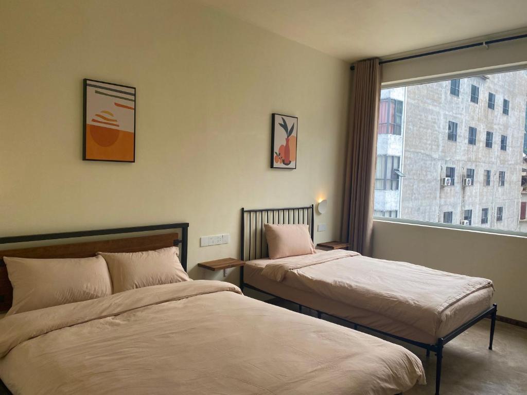 Postel nebo postele na pokoji v ubytování Pomelo Hostel Xingping