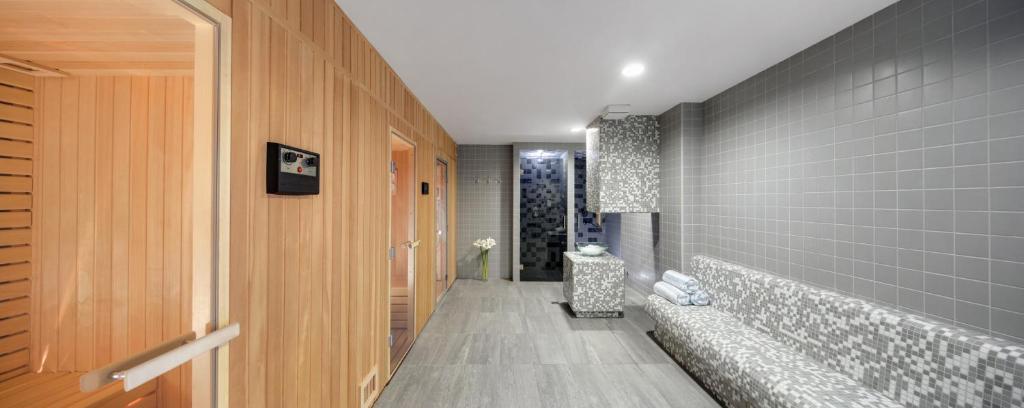 Postel nebo postele na pokoji v ubytování Dioklecijan Hotel & Residence