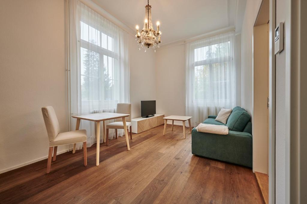 sala de estar con sofá verde y mesa en Perfect Location, comfortable & modern en Berna