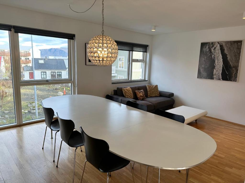 Reykjavík Central Apartments - Two-Bedroom Apartment With Balcony -Vesturgata