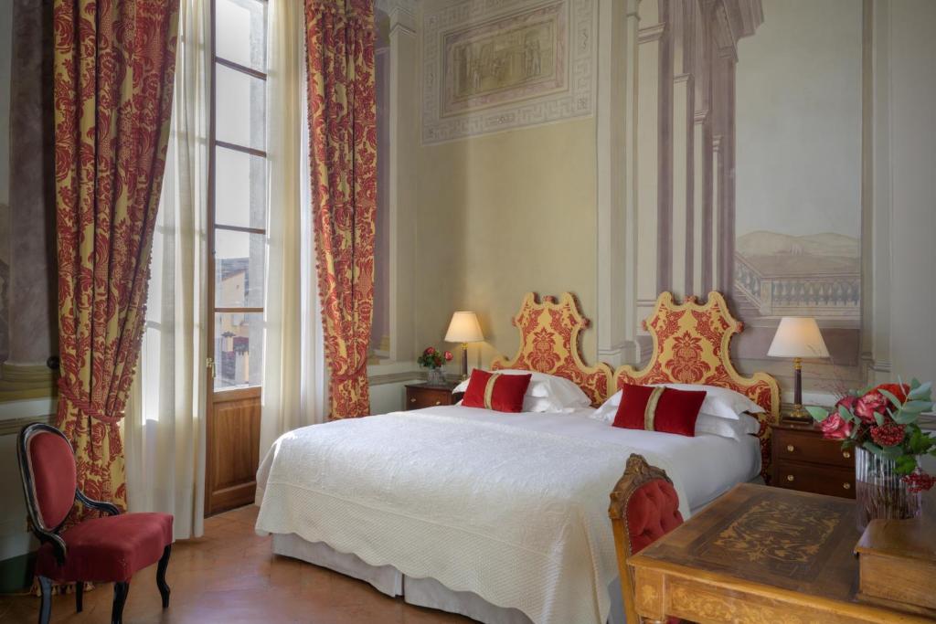 Postel nebo postele na pokoji v ubytování Grand Hotel Continental Siena - Starhotels Collezione