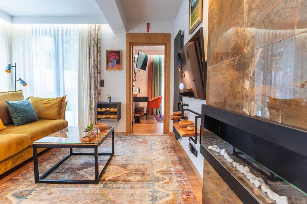 Televízia a/alebo spoločenská miestnosť v ubytovaní Apartament 3 Strążyska 21A