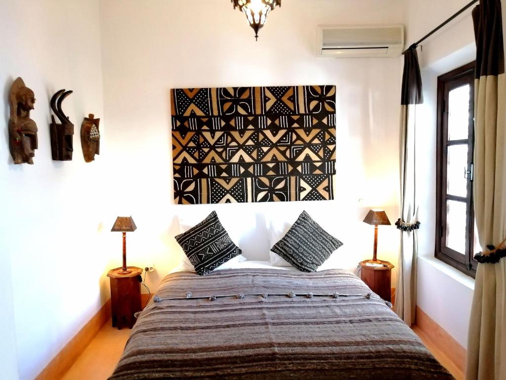 A bed or beds in a room at Riad Dar Nouba