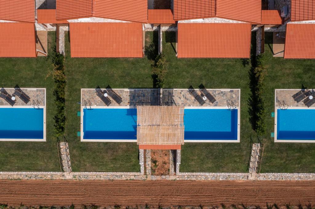 Vue de tête d'une rangée de maisons aux toits bleus dans l'établissement Esperanza Villas, à Flogita
