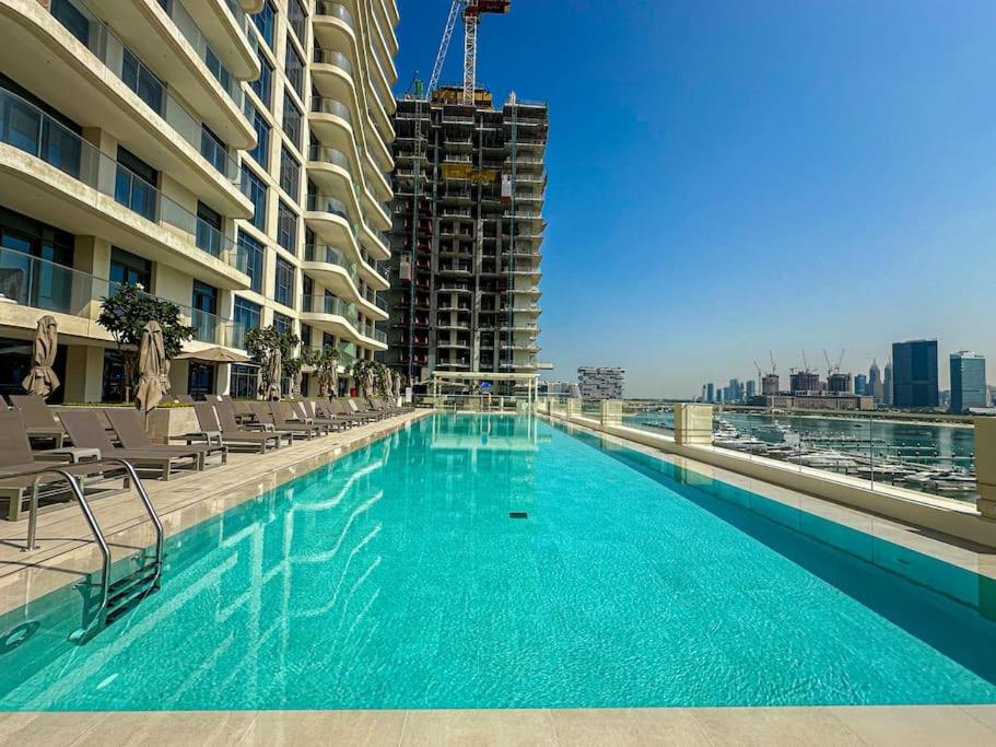 Bazén v ubytování HiGuests - Emaar Beachfront Haven with Majestic Marina Views nebo v jeho okolí