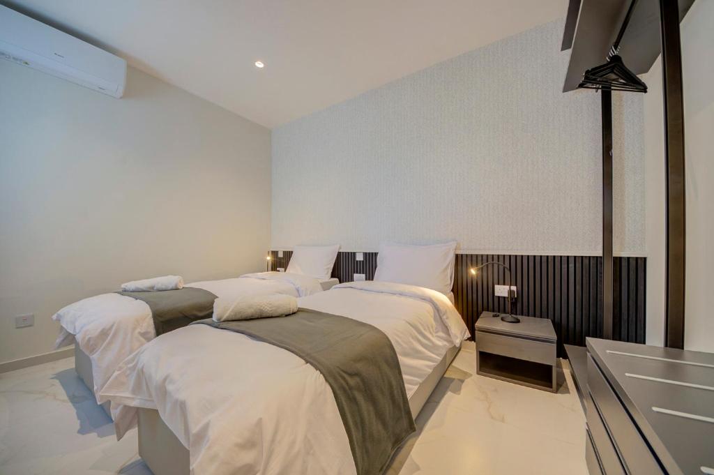 Postel nebo postele na pokoji v ubytování Mayfair by Premier Suites MT