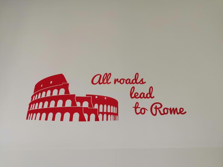 un'illustrazione vettoriale del Colosseo con le parole che conducono all'illustrazione di Roma di B&B Easy Apartment a Roma