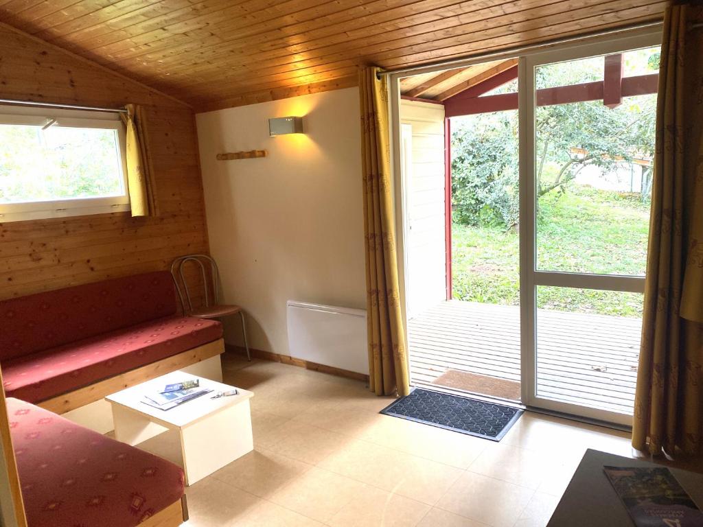 um pequeno quarto com um sofá e uma janela em Gites du Quié em Les Cabannes