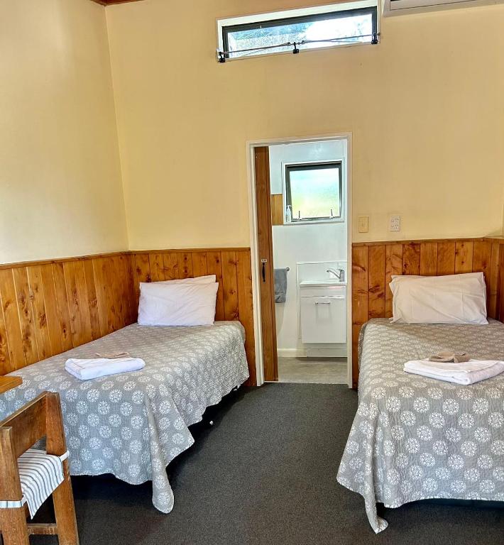 Postel nebo postele na pokoji v ubytování Mystery Creek Motel