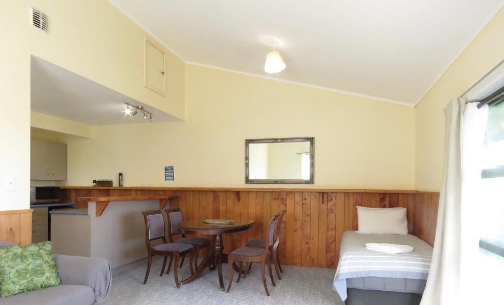 Posezení v ubytování Mystery Creek Motel