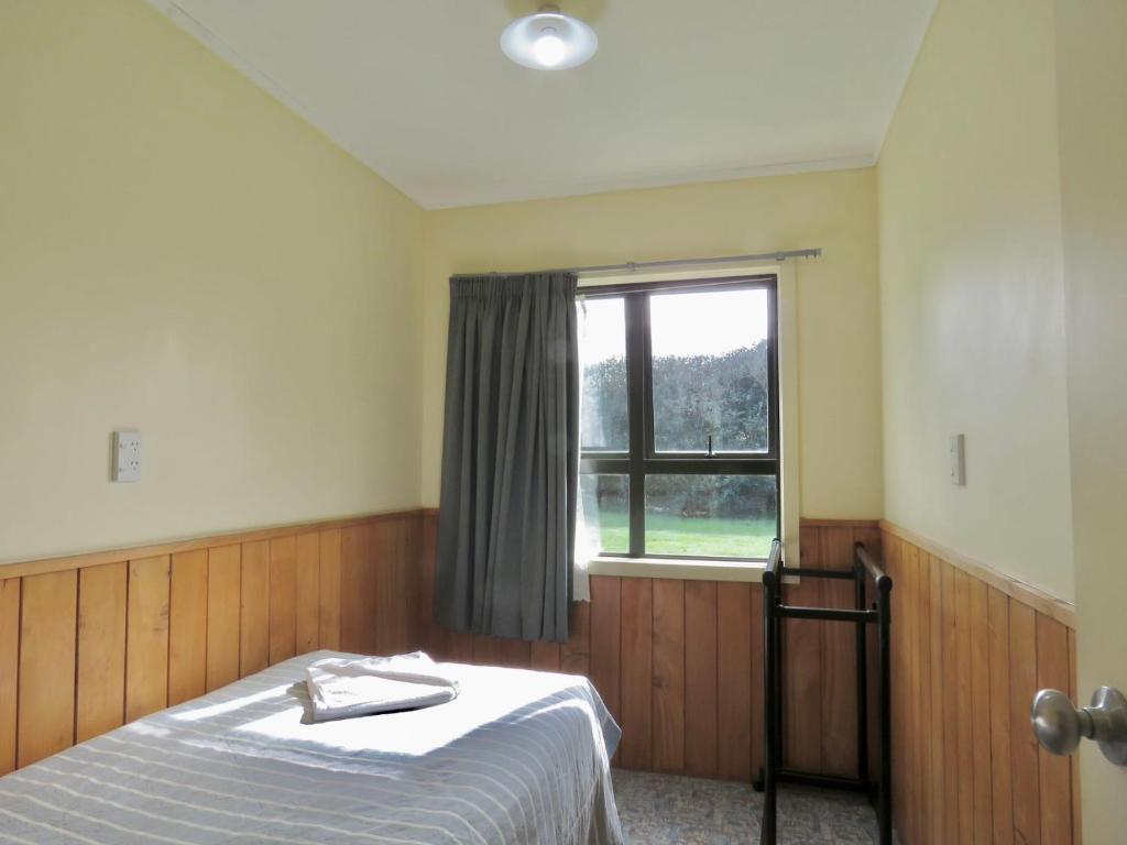 Postel nebo postele na pokoji v ubytování Mystery Creek Motel