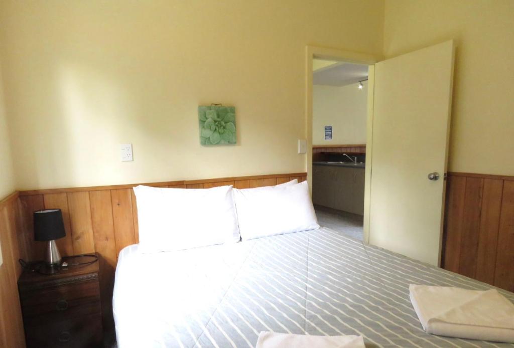 Postel nebo postele na pokoji v ubytování Mystery Creek Motel