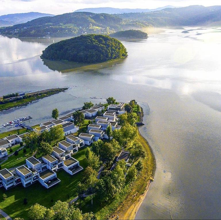 una vista aérea de un complejo sobre el agua en L57_resort en Gródek Nad Dunajcem