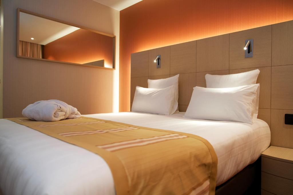 Postel nebo postele na pokoji v ubytování Nash Airport Hotel