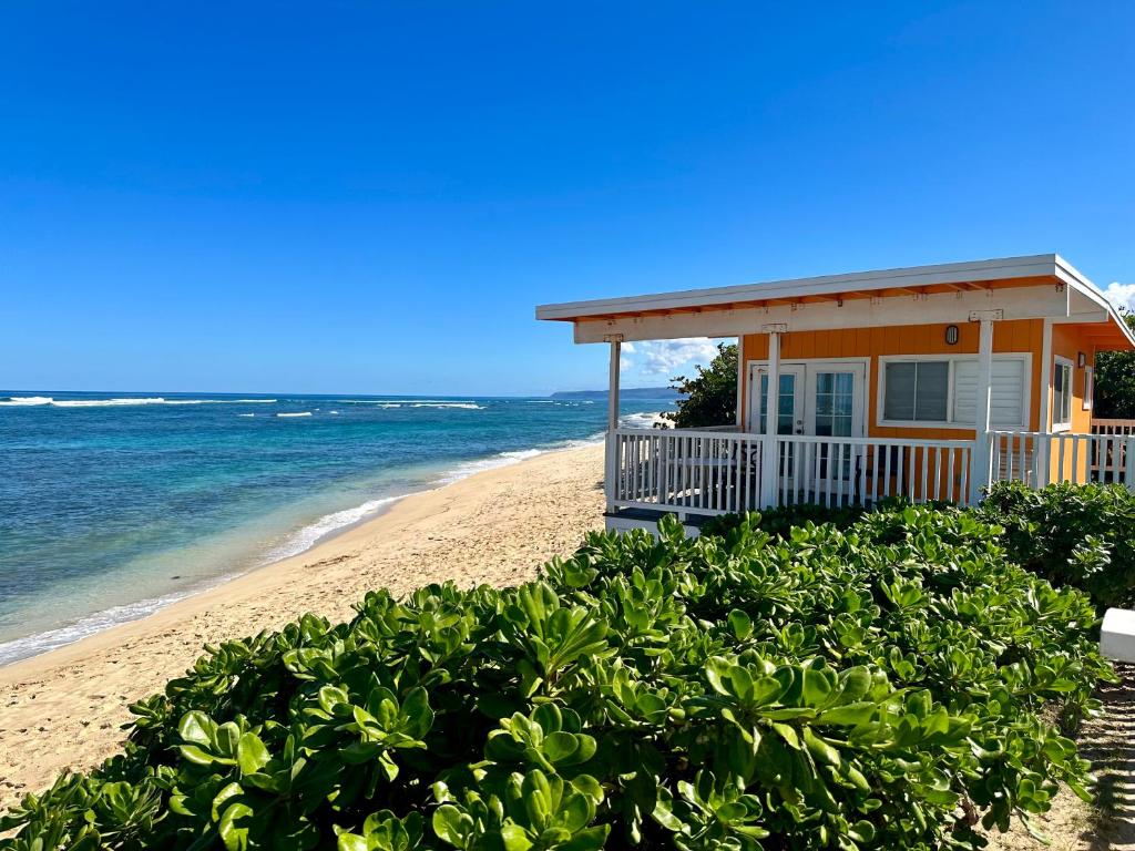 WaialuaにあるMokulē'ia Beach Houses at Owen's Retreatのア ハウス オン ザ ビーチ ネクスト ザ オーシャン