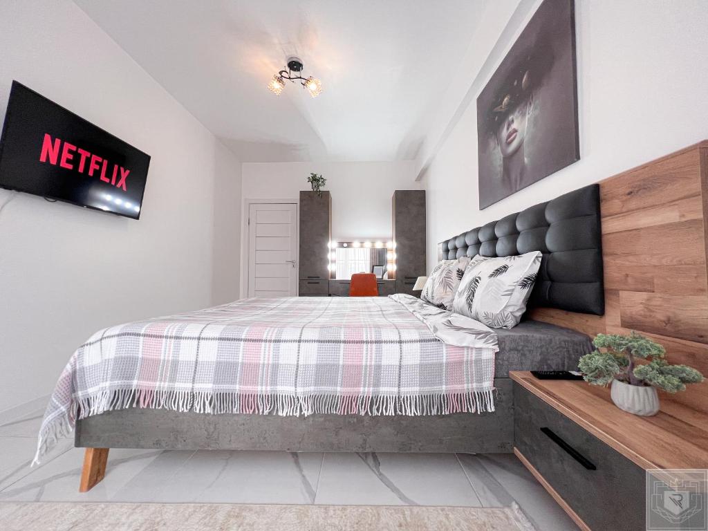 a bedroom with a bed and a sign on the wall at RentHouse Apartments Perla in Chişinău