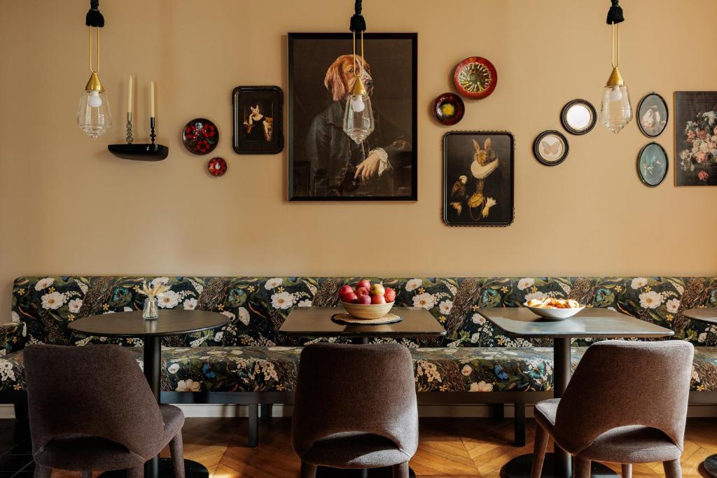 a restaurant with two tables and a couch with a dog on it at La Loge Gogaille - Arago - Accès autonome in Orléans