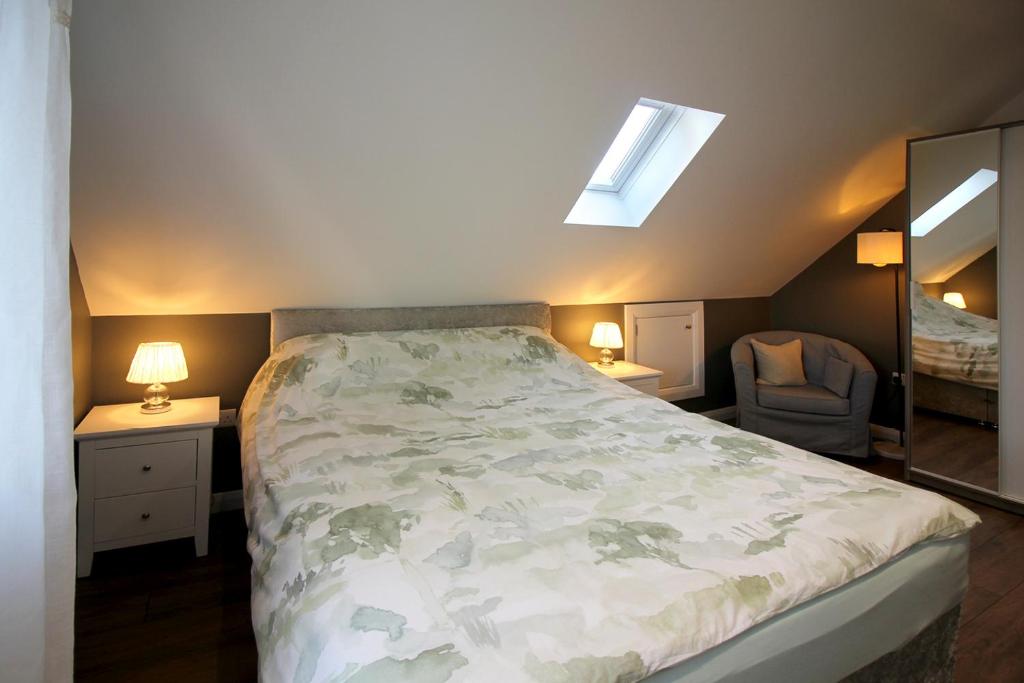 Postel nebo postele na pokoji v ubytování Connemara luxury apartment