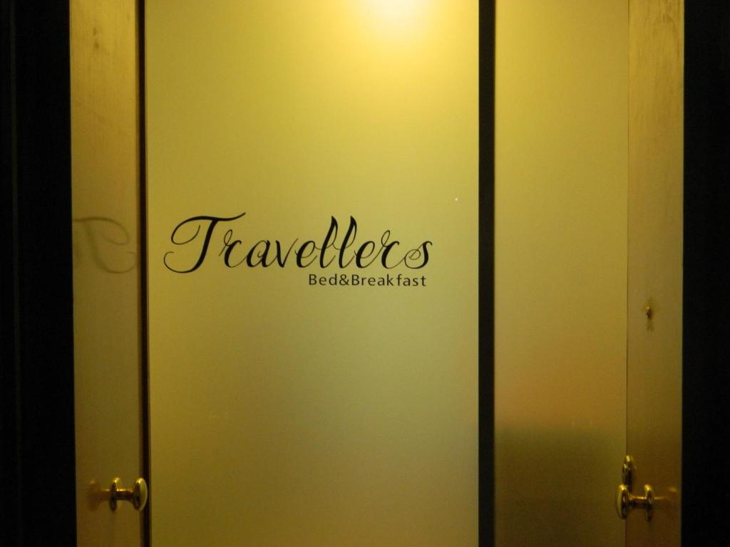a glass door with the words trawlersbushnatalust on it at Bed & Breakfast Travellers in Naples