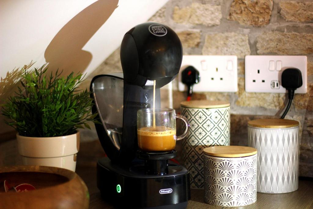 Příslušenství pro přípravu čaje a kávy v ubytování Connemara luxury apartment