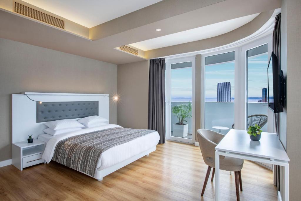 Postel nebo postele na pokoji v ubytování Alliance Palace Batumi