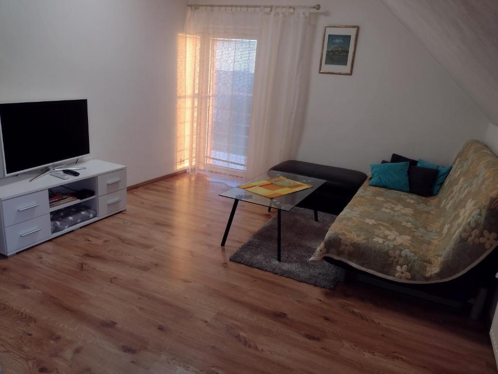 sala de estar con sofá y TV en Appartement in Nitra under the Zobor-Hill, en Nitra